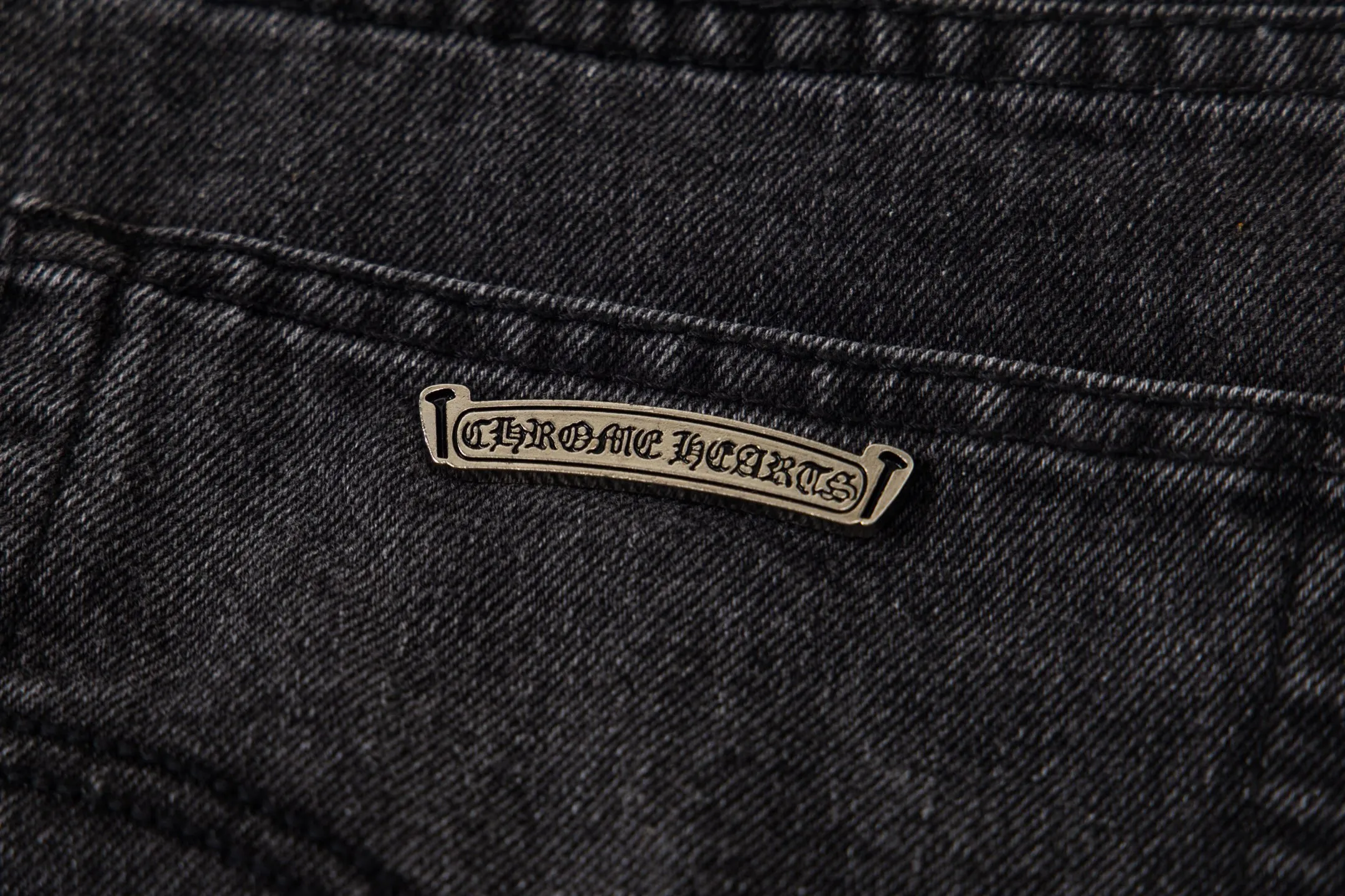 P290 Chrome Hearts Chrome Hearts Black Pinduo Black Leather Big Devil Cow King Jeans CH jeans need to be washed before being dismantled and hand-stitched with sheepskin cross leather and then spliced to complete. The whole piece has too much craftsmanship to describe. About Chrome Hearts This is an extremely luxurious fashion brand that can also be called the nobility of the high street. It has always been an exclusive brand for some hipsters or the second generation of rich people. Compared with ordinary high streets, it is more luxurious and noble. Compared with luxury brands, it has a more fashionable personality. It has always been a brand that I have a special liking for. Style number: 1769# Color: black Size: 28 30 32 34 36
